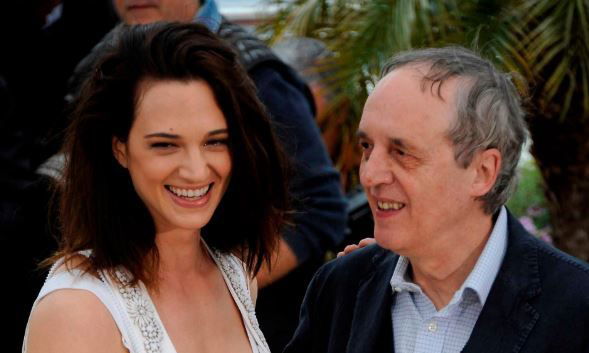 Asia Argento a Rolling Stones: “Vado in televisione per mantenere i miei figli. Mio padre Dario Argento? Non mi ha mai aiutata” article-post