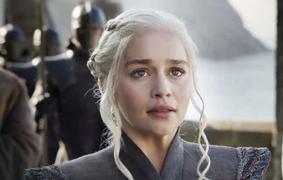 ‘Game of Thrones’, alla vigilia dell’ottava stagione Emilia Clarke racconta l’emozione delle ultime riprese