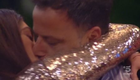 ‘Gf 16’, Ambra Lombardo entra in Casa, si dichiara a Kikò Nalli e scatta l’appassionante bacio in diretta! (Video)