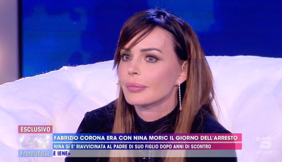 Nina Moric a ‘Live – Non è la D’Urso’ parla del rapporto con Fabrizio Corona e si scontra duramente con Karina Cascella: “Non accetto la morale da una che si è svenduta per andare sul trono di ‘Uomini e Donne’!” article-post