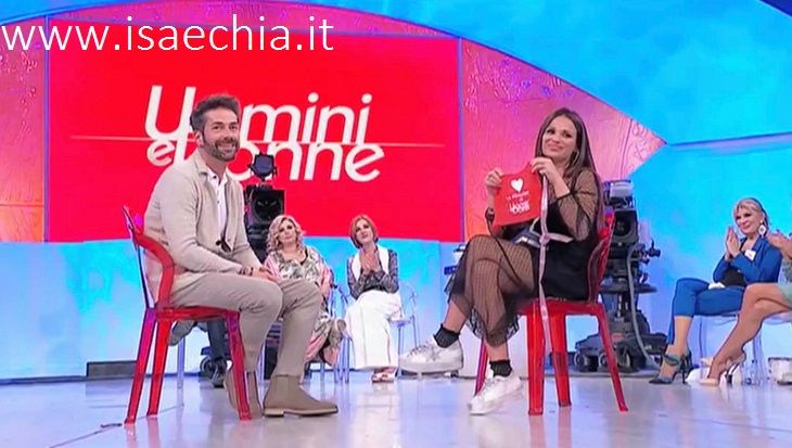 ‘Uomini e Donne’: l’opinione di Isa sulla puntata del Trono over del 10/04/19 preview
