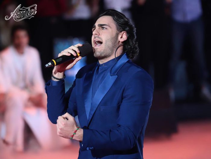 ‘Amici 18’, Radio 105 trasmette per la prima volta il nuovo singolo di Alberto Urso e l’impietoso commento dello speaker fa infuriare i fan! (Audio) preview
