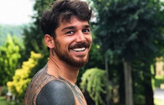 ‘Uomini e Donne’, Andrea Cerioli e quella toccante canzone scritta per la sua mamma! (Video) article-post