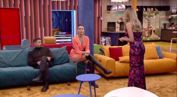 ‘Gf 16’, Ivana Icardi si dichiara a Gianmarco Onestini, ma lui fa un passo indietro. E scatta la lite con Valentina Vignali: “Sei più falsa delle tue foto su Instagram!” (video) preview