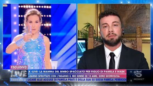 ‘Live – Non è la D’Urso’, nuovi sconvolgenti retroscena sul Pamela Prati gate. L’avvocato della vera mamma di Sebastian rivela: “Il bambino doveva fare la voce rotta per interpretare un malato di cancro” preview
