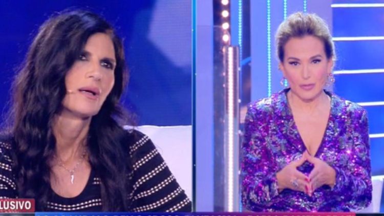 ‘Live – Non è la D’Urso’, Pamela Prati show: prima abbandona lo studio, poi chiede di non parlare più di lei e afferma: “Mark Caltagirone dovrebbe difendermi!” preview