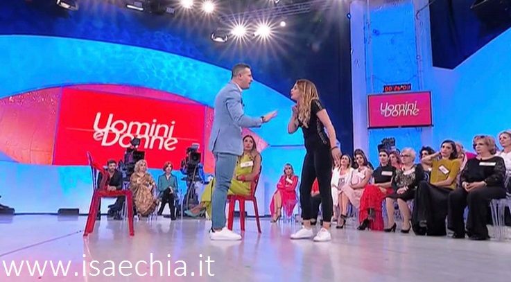 ‘Uomini e Donne’: l’opinione di Isa sulla puntata del Trono over del 14/05/19 preview