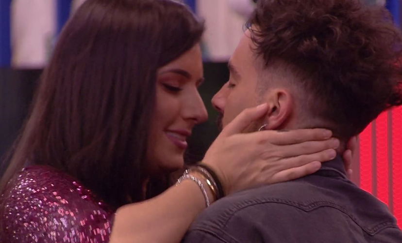 ‘Gf 16’, emozionante sorpresa per Valentina Vignali che riabbraccia il fidanzato Lorenzo Orlandi! (Video) preview