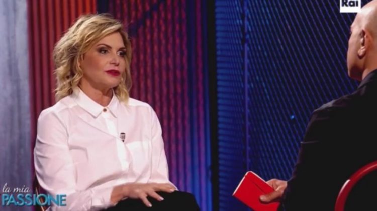 Simona Ventura si commuove ricordando la sua avventura come naufraga de ‘L’Isola dei Famosi 11’: “Non l’ho mai più guardata, non mi aspettavo ci fosse un odio così viscerale nei miei confronti!” preview