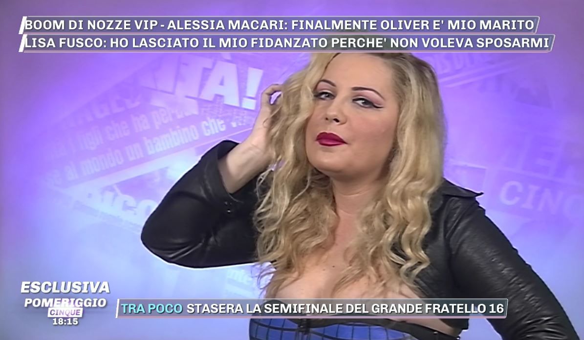 ‘Pomeriggio 5’, nozze saltate tra Lisa Fusco e il fidanzato Marcello. La soubrettina sbotta: “Sono io che non mi sposo più con lui, fuori la mia porta ho la fila!” article-post