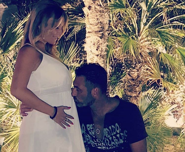 ‘Trono Over’, Sossio Aruta e Ursula Bennardo emozionati per l’arrivo della piccola Bianca. L’ex cavaliere afferma: ”Dopo due maschi, da lei pretenderò un po’ più di serietà… non voglio che sia una ‘donna facile’!” article-post