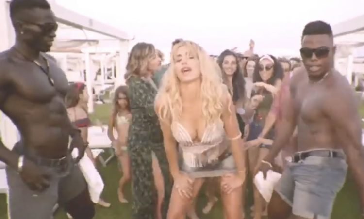 ‘Me gusta la vida estrellada’, il videoclip del brano (super trash) di Valeria Marini è già virale!