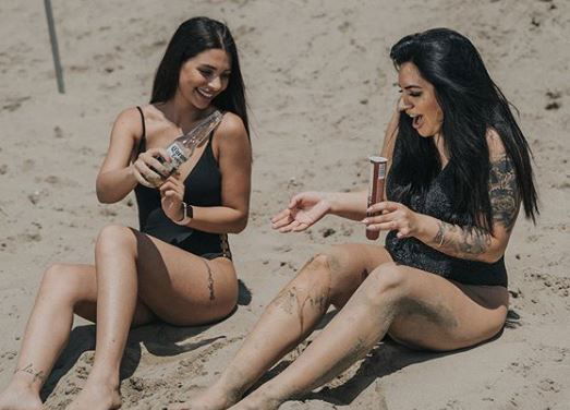 ‘Calippo e bira’, Debora e Romina tornano con un nuovo tormentone estivo super trash! Nel video anche Lucia Orlando e Selvaggia Roma preview