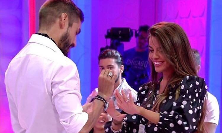 ‘Supervivientes’, Fabio Colloricchio regala un anello alla sua Violeta Mangrinan! (Video)