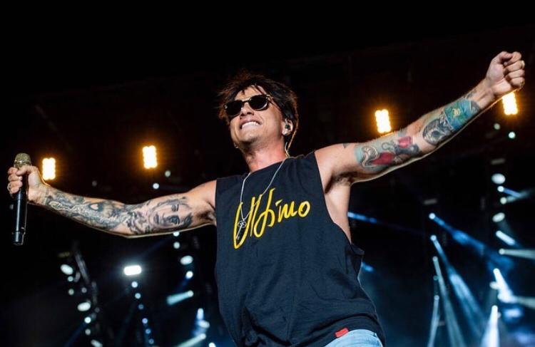 Ultimo incanta l’Olimpico, nel pubblico anche la fidanzata Federica Lelli che si commuove e canta insieme a lui! (foto e video) preview