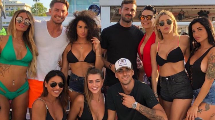 ‘Temptation Island 6’, fidanzati e tentatrici di nuovo insieme in Sardegna. E due di loro sembrano essere particolarmente vicini… (Video) preview