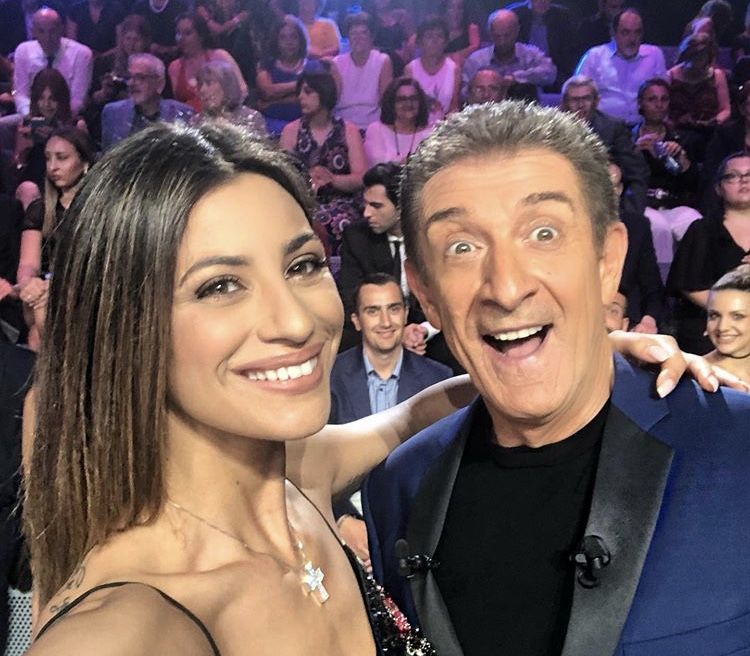 Ezio Greggio confessa: “Romina Pierdomenico mi mantiene giovane!”. E a proposito del loro prossimo progetto televisivo insieme… preview