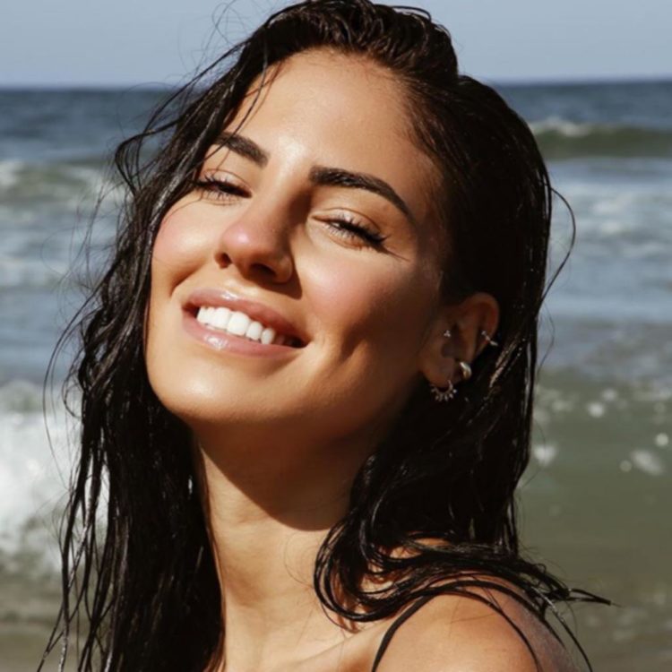 ‘Le corna stanno bene su tutto’, Giulia De Lellis sfoglia in esclusiva alcune pagine del suo libro (Video) preview