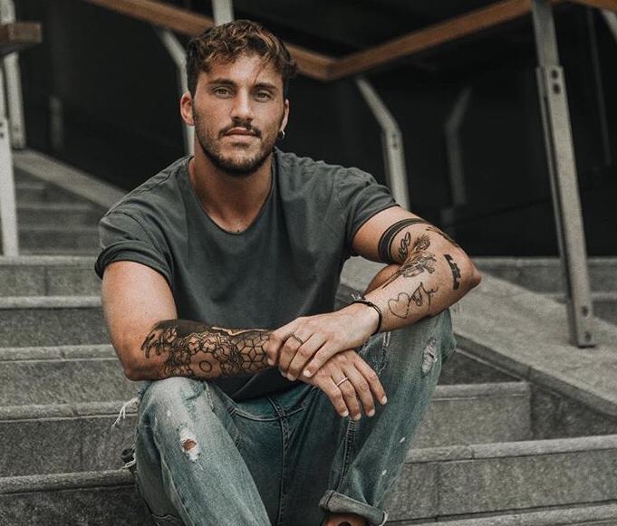 ‘Uomini e Donne’, Giulio Raselli dopo essere stato avvistato a Formentera in dolce compagnia replica così alle critiche! (Video) preview