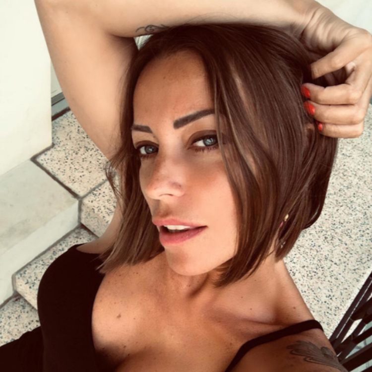 ‘Uomini e Donne’, Karina Cascella replica a chi la accusa di aver rubato il fidanzato a Paola Frizziero. E a proposito dei reality a cui le hanno proposto di partecipare… article-post