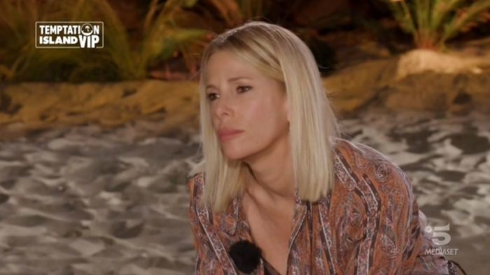 ‘Temptation Island Vip 2’, Alessia Marcuzzi svela perché ha abbracciato Serena Enardu e Nathaly Caldonazzo nell’ultima puntata e come ha reagito alle frecciatine di Andrea Ippoliti! preview