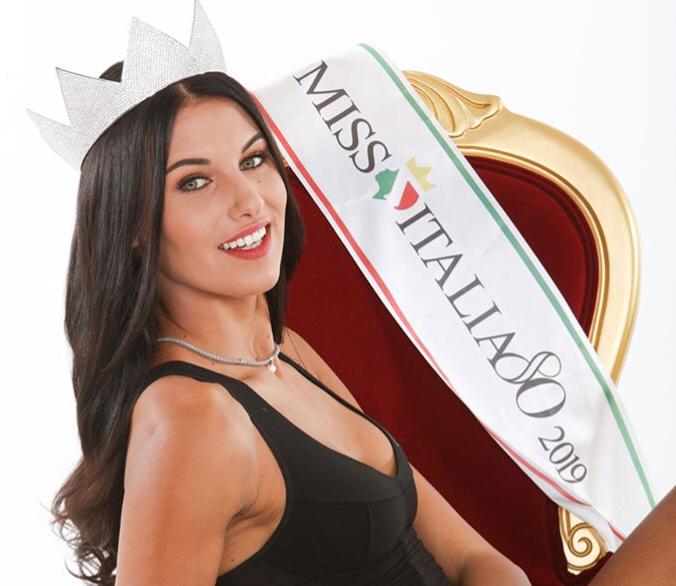 ‘Miss Italia 2019’, le prime parole della vincitrice Carolina Stramare, le foto da Miss e l’identità del suo bel fidanzato! (Foto) article-post