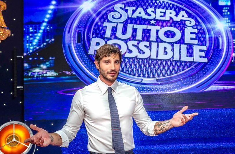 ‘Stasera tutto è possibile’, Stefano De Martino pronto al debutto: “Io conduttore? Non mi ci sento in realtà!” article-post