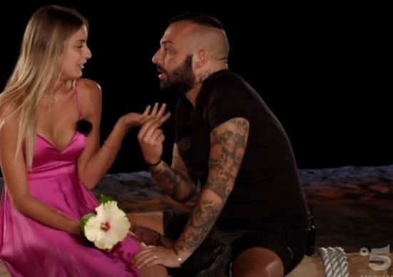 ‘Temptation Island Vip 2’, Er Faina e Sharon Macrì abbandonano insieme il villaggio preview