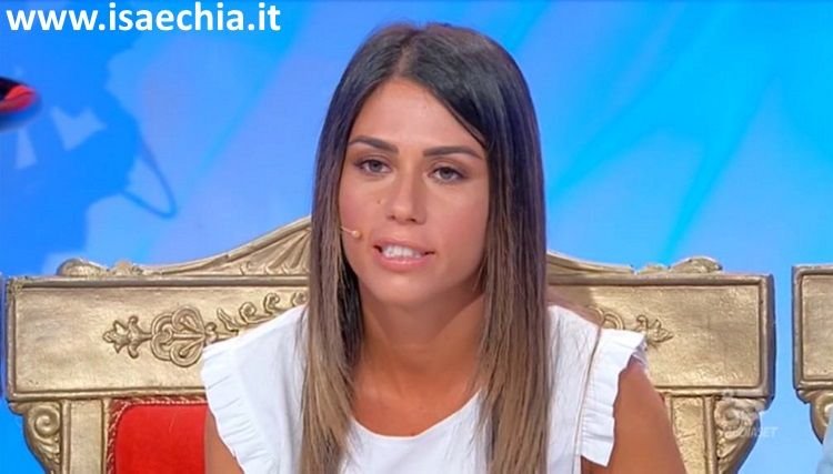 ‘Uomini e Donne’, la neo tronista Giulia Quattrociocche racconta le emozioni provate durante la prima puntata e poi afferma: “Non mi interessano i social, sono artificiosi”