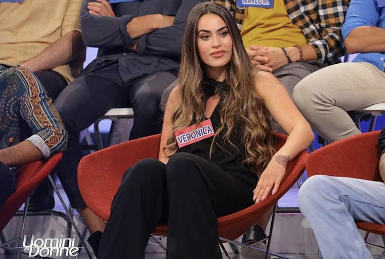 ‘Uomini e Donne’, è Veronica Burchielli la corteggiatrice che ha già destabilizzato Giulio Raselli! (Foto) preview