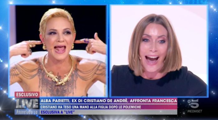 ‘Live – Non è la D’Urso’, è scontro (trash) tra Karina Cascella e Asia Argento che tuona: “Ma tu chi sei? Che posto hai nel mondo?” (Video) preview