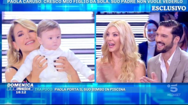 ‘Domenica Live’, Paola Caruso ospite insieme al compagno Moreno Merlo e al piccolo Michelino: “Siamo una vera famiglia ora!”. Ma Floriana Messina fa una rivelazione sul suo ex (Video)