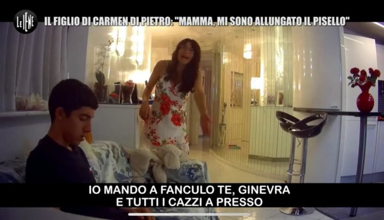 ‘Le Iene’, lo scherzo epico a Carmen Di Pietro con la complicità del figlio Alessandro (Video)