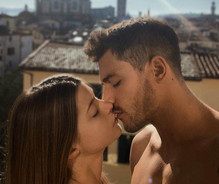 ‘Uomini e Donne’, la famiglia di Natalia Paragoni scende in Puglia per conoscere quella di Andrea Zelletta: le foto, i video e le emozioni della coppia! preview