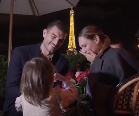 ‘Uomini e Donne’, il video della proposta di matrimonio da sogno di Marco Fantini alla sua Beatrice Valli e il racconto delle sensazioni dell’ex tronista prima del grande passo! preview