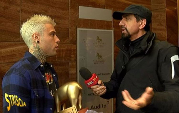 Fedez riceve il suo quinto Tapiro d’oro per delle discusse dichiarazioni sulle veline di ‘Striscia la Notizia’ (Video) preview