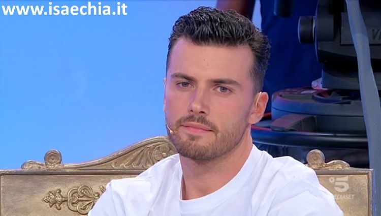 ‘Uomini e Donne’, Alessandro Zarino esprime il suo parere sul trono di Veronica Burchielli e a chi gli chiede se scenderebbe a corteggiarla risponde così… preview