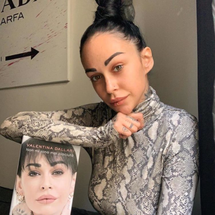 ‘Uomini e Donne’, Valentina Dallari racconta le emozioni legate al suo libro ‘Non mi sono mai piaciuta’ (Video) preview