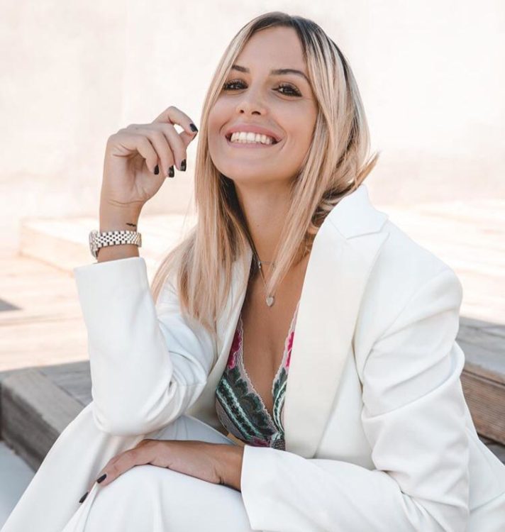 Gf Vip 6, Claudia Dionigi sul triangolo Alex Belli, Delia Duran e Soleil Sorge: “Mai visto così tanto schifo e falsità” preview