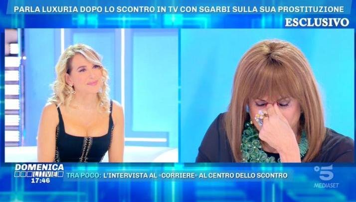 ‘Domenica Live’, Vladimir Luxuria in lacrime dopo lo scontro con Vittorio Sgarbi: “Sono molto delusa, finché non mi chiede scusa non vorrò più stare in uno studio televisivo con lui!” (Video)