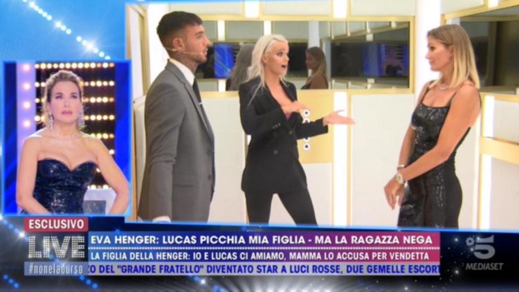 ‘Live – Non è la D’Urso’, nell’ascensore l’atteso faccia a faccia tra Eva Henger, Lucas Peracchi e Mercedesz Henger. Ma le scuse non arrivano e gli animi si scaldano (Video) preview