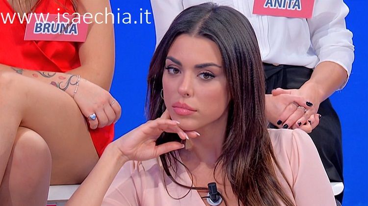 ‘Uomini e Donne’, ecco chi è il calciatore che avrebbe baciato Giulia D’Urso secondo la segnalazione andata in onda ieri! (Foto) preview