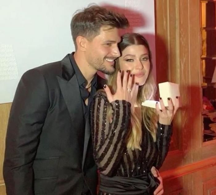 ‘Uomini e Donne’, Natalia Paragoni festeggia i suoi 22 anni e Andrea Zelletta… le regala l’anello! (Video) preview