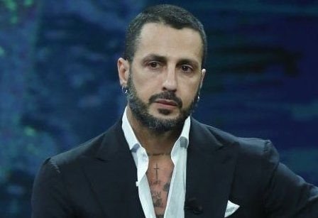 Fabrizio Corona fuori dal carcere: l’ex re dei paparazzi trasferito in un istituto per curare una patologia psichiatrica