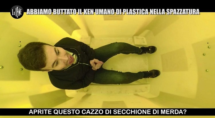 ‘Le Iene’, buttato nel cassonetto della raccolta differenziata della plastica: lo scherzo ai danni del Ken umano Angelo Sanzio (Video)