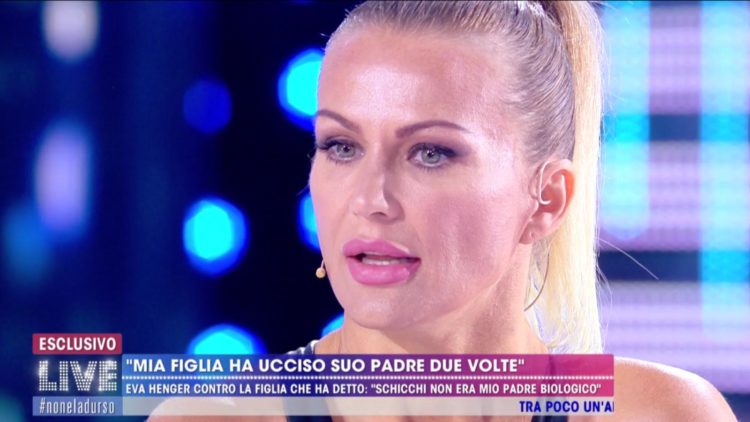 ‘Live – Non è la D’Urso’, Eva Henger risponde alla figlia Mercedesz: “Avrei preferito non andassi in tv a sporcare la memoria di Riccardo Schicchi” (Video) preview