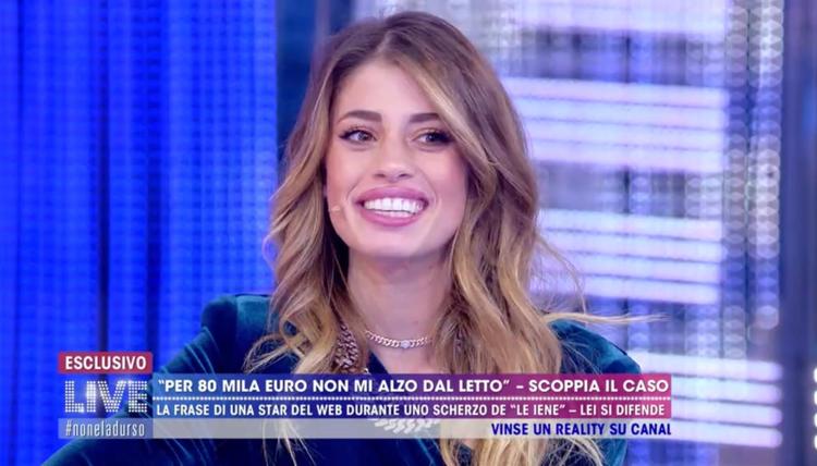 ‘Live – Non è la D’Urso’, gaffe per Barbara D’Urso che scambia Chiara Nasti per Chiara Biasi. L’influencer replica: “Non si confonderanno quando dovranno fare il bonifico!” (Video) preview