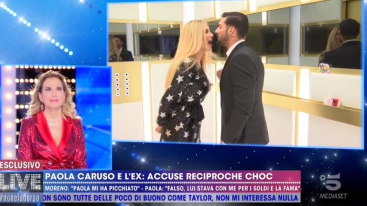 ‘Live – Non è la D’Urso’, nell’ascensore l’infuocato faccia a faccia tra Paola Caruso e il suo ex Moreno Merlo che la stuzzica: “Ringrazia Barbara che è l’unica che ti mantiene!” (Video)