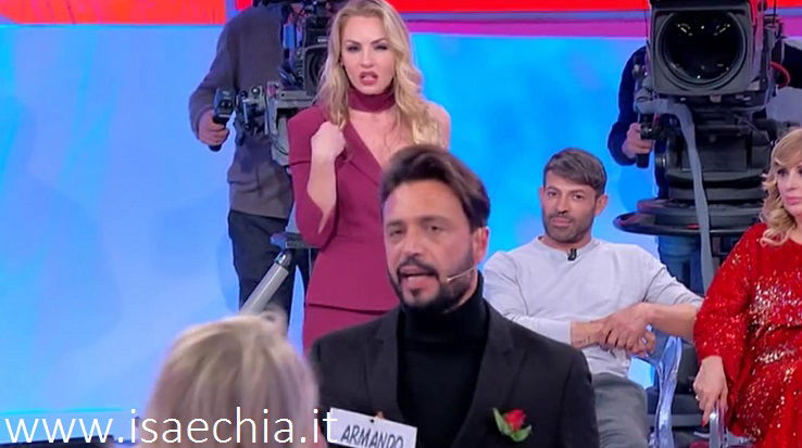 ‘Uomini e Donne’: l’opinione di Isa sulla puntata del Trono over del 19/12/19 article-post