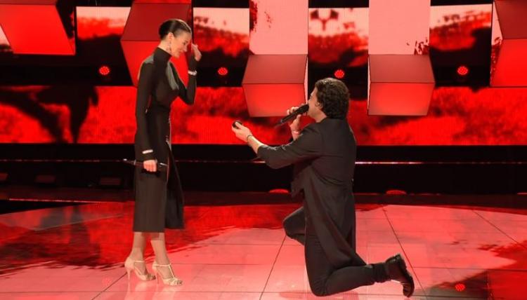 ‘All Together Now’, l’ex direttore artistico di ‘Amici’ Vittorio Grigolo fa la proposta di matrimonio in diretta alla sua compagna! (Video) preview